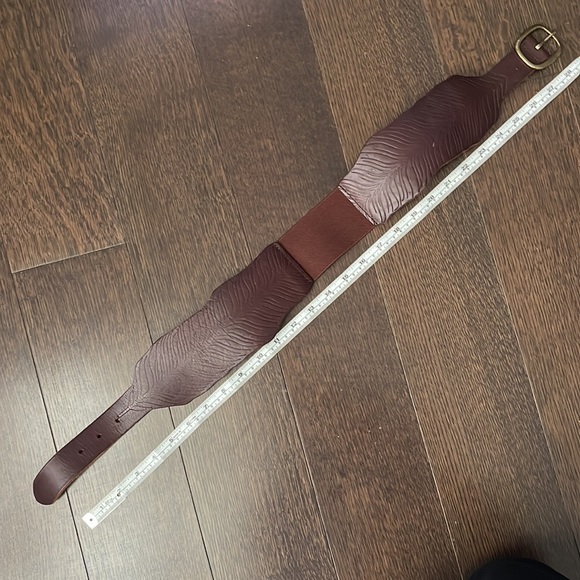 Anthropologie genuine leather belt with leaf detailing - Picture 6 of 7